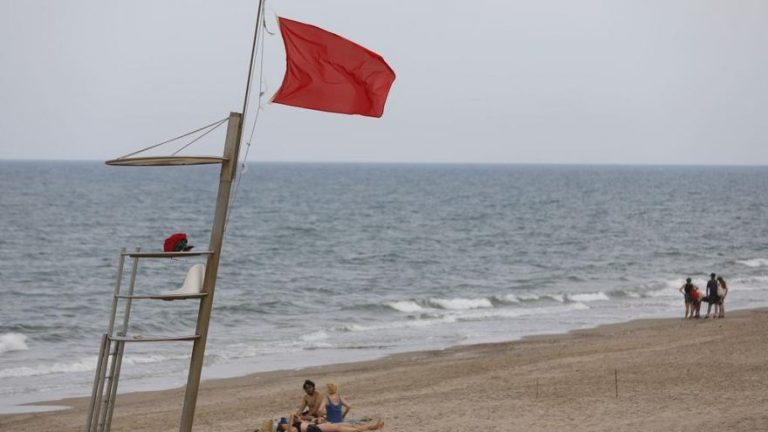 Bandera roja en la playa ¿qué significa?