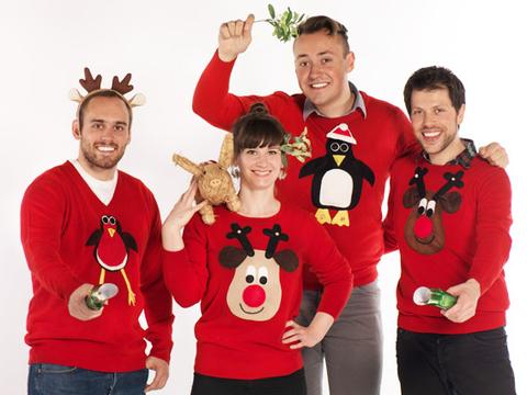 amigos con jersey navideño