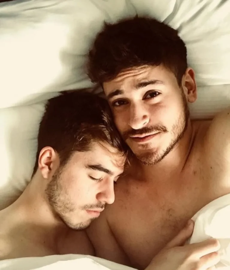 dos hombres cama