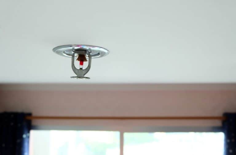 ¿Es obligatorio instalar rociadores en un edificio?