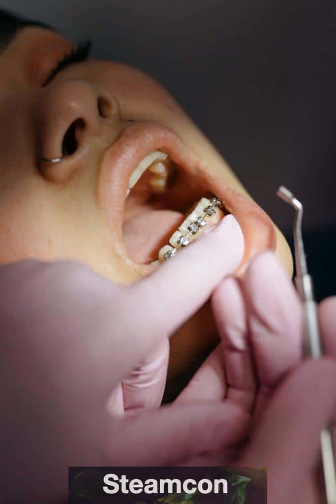 dentista examinando ortodoncia