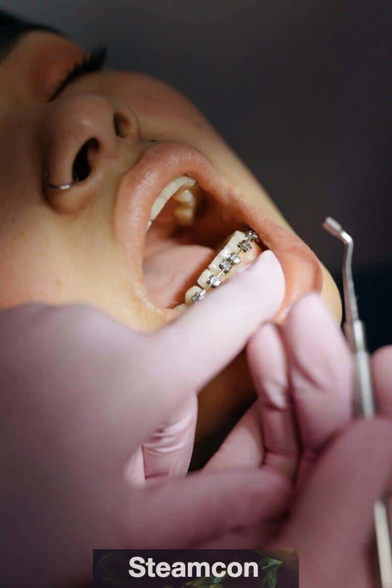 dentista examinando ortodoncia