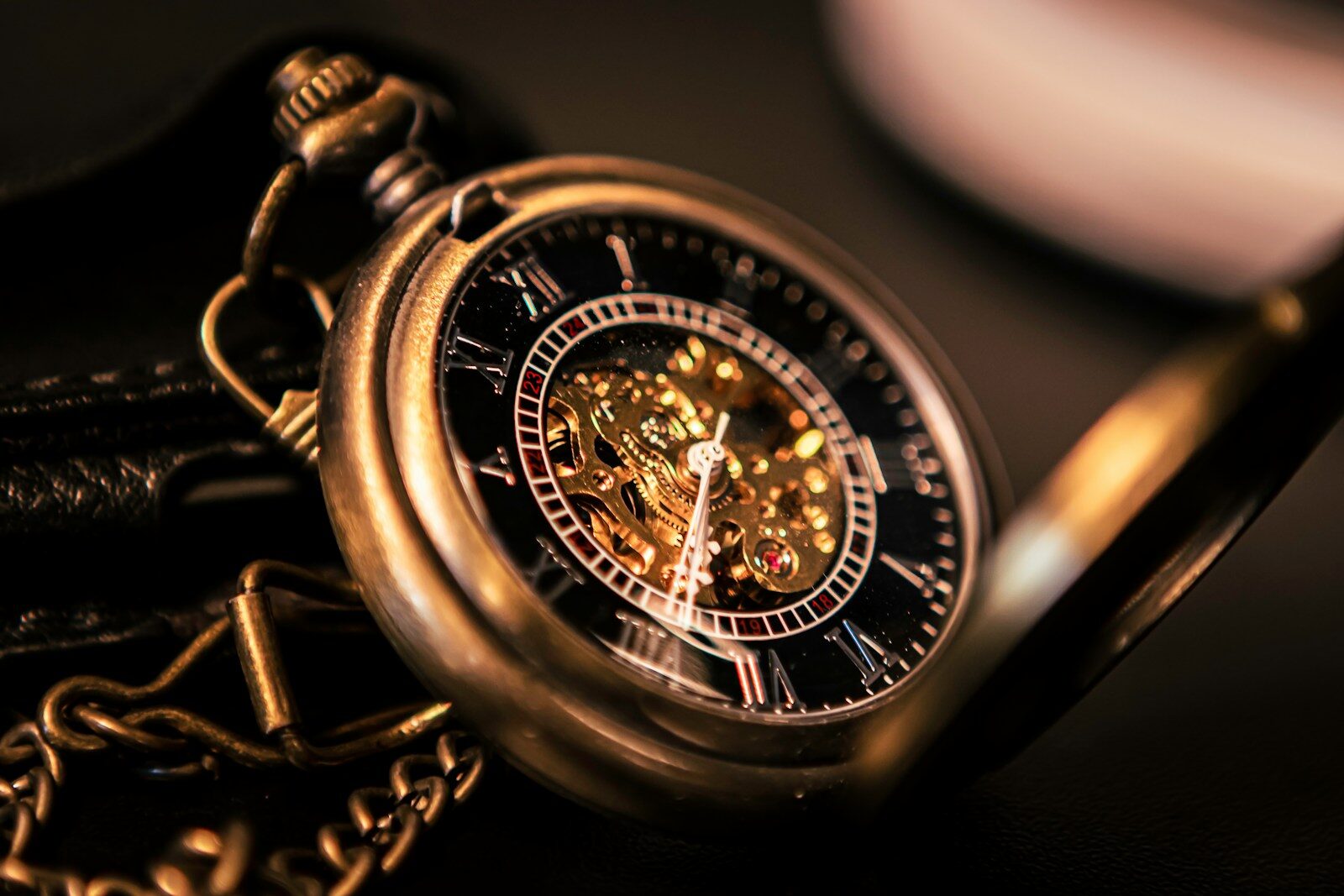 Reloj de bolsillo con mecanismo visible, un clásico del steampunk